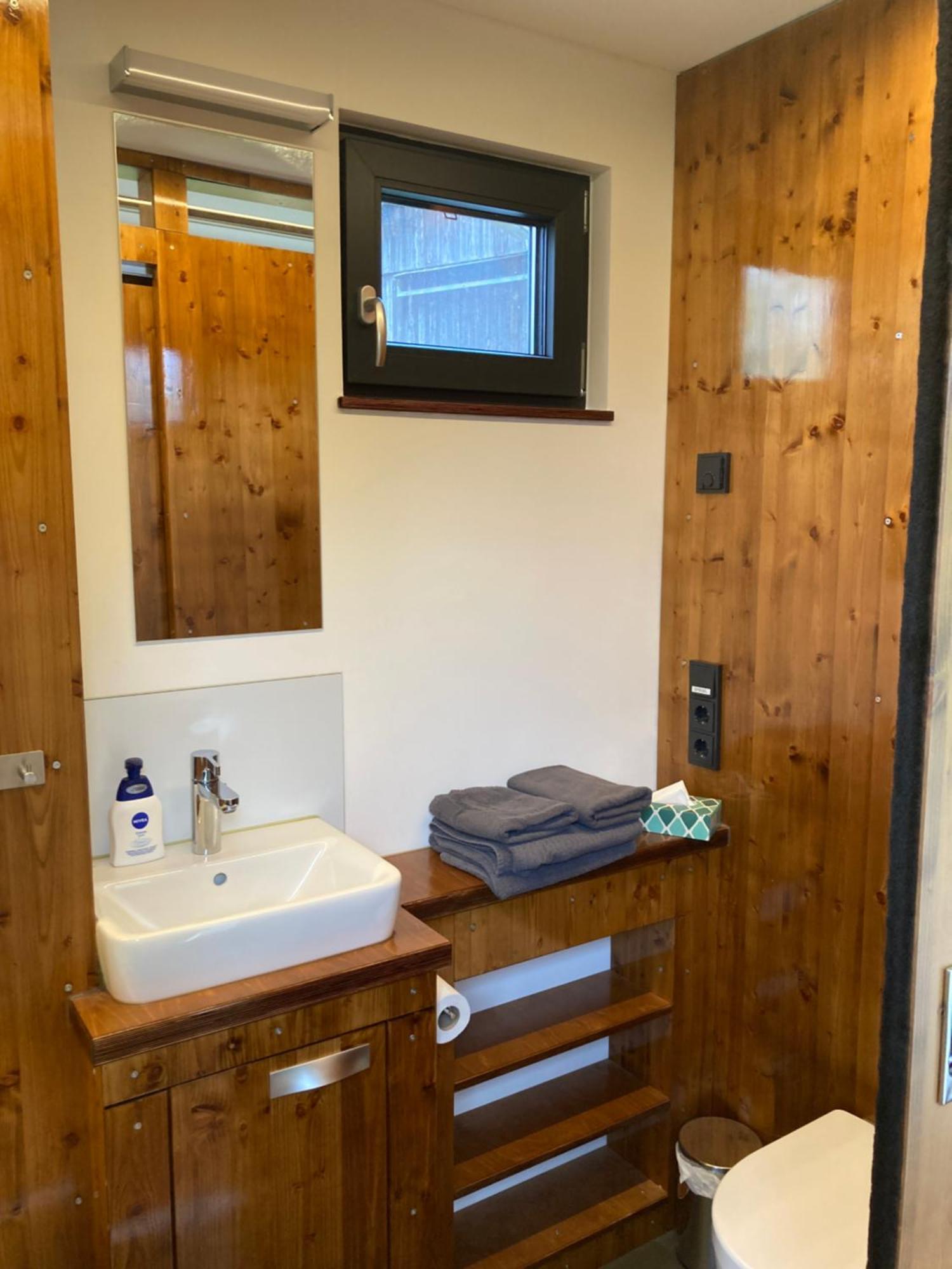 Tiny House Im Seecontainer Mit Parkplatz, Glasfaser, Netflix, Veranda Und Gehobener Ausstattung Coburg Esterno foto